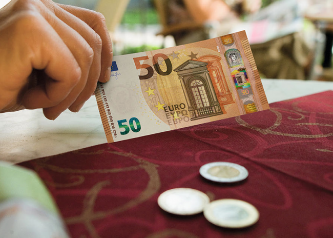 Bundesbank yeni 50 avroluk banknotu tanıttı